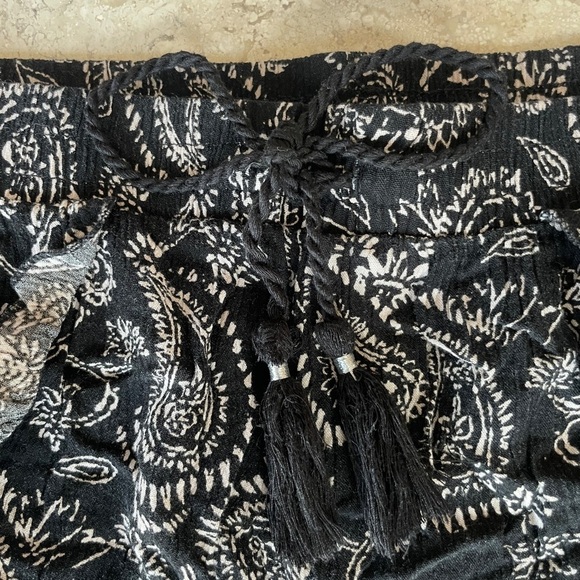 MUDD Black and White Tulip Paisley Shorts, Size M - Picture 5 of 7